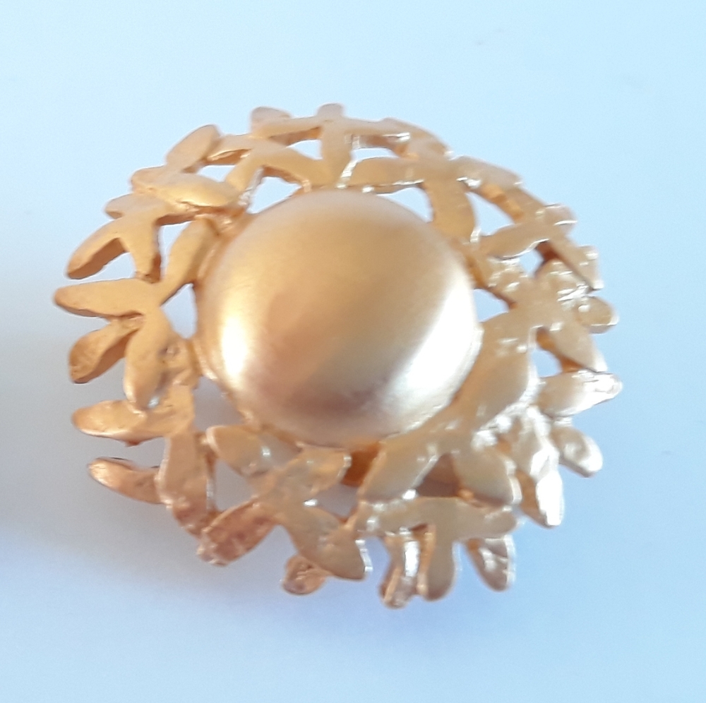 Anne Klein 80s gold-tone button clip earrings - Picture 5 of 7